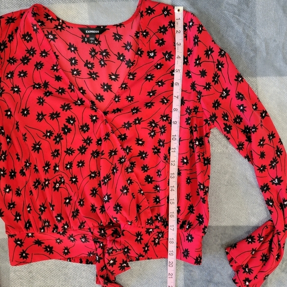 Express Red Black Floral Flare Sleeve Cropped Banded Tie Front Blouse Small - Picture 9 of 9
